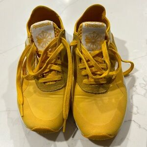 7.5 Reebok, worn a handful of times only. Ready to ship